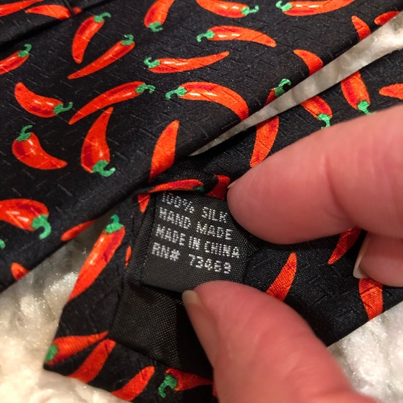 Vintage Taz Warner Bros Looney Tunes chili pepper 100% silk tie - Picture 4 of 4